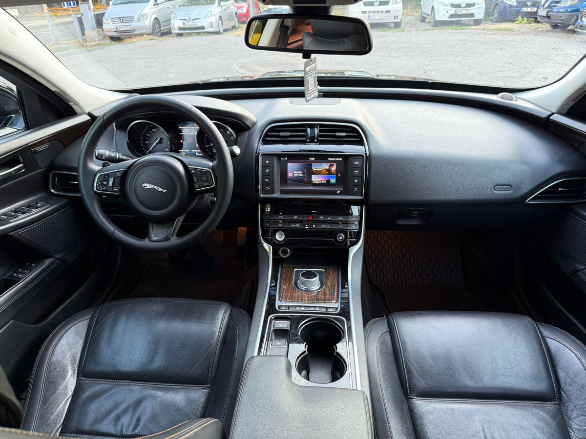 Jaguar XE