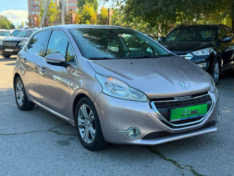 PEUGEOT 208